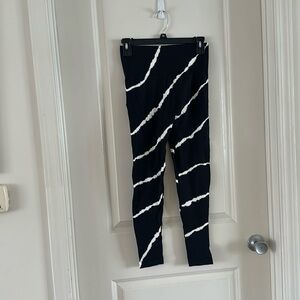 Black & White Leggings w/ butt scrunch